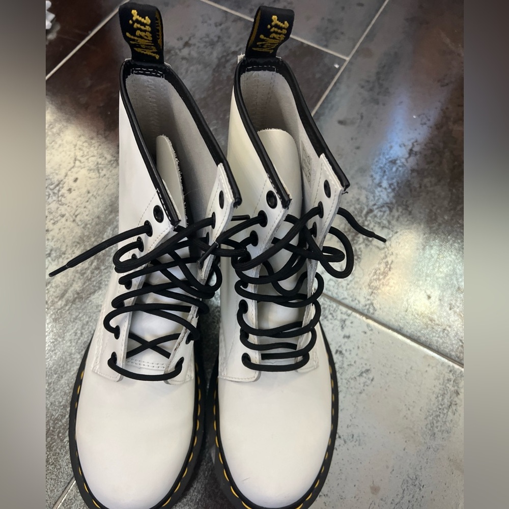 Doc Dr Martens Air Wave White Leather Boots Women’s Size 9 US 42 EU 11821